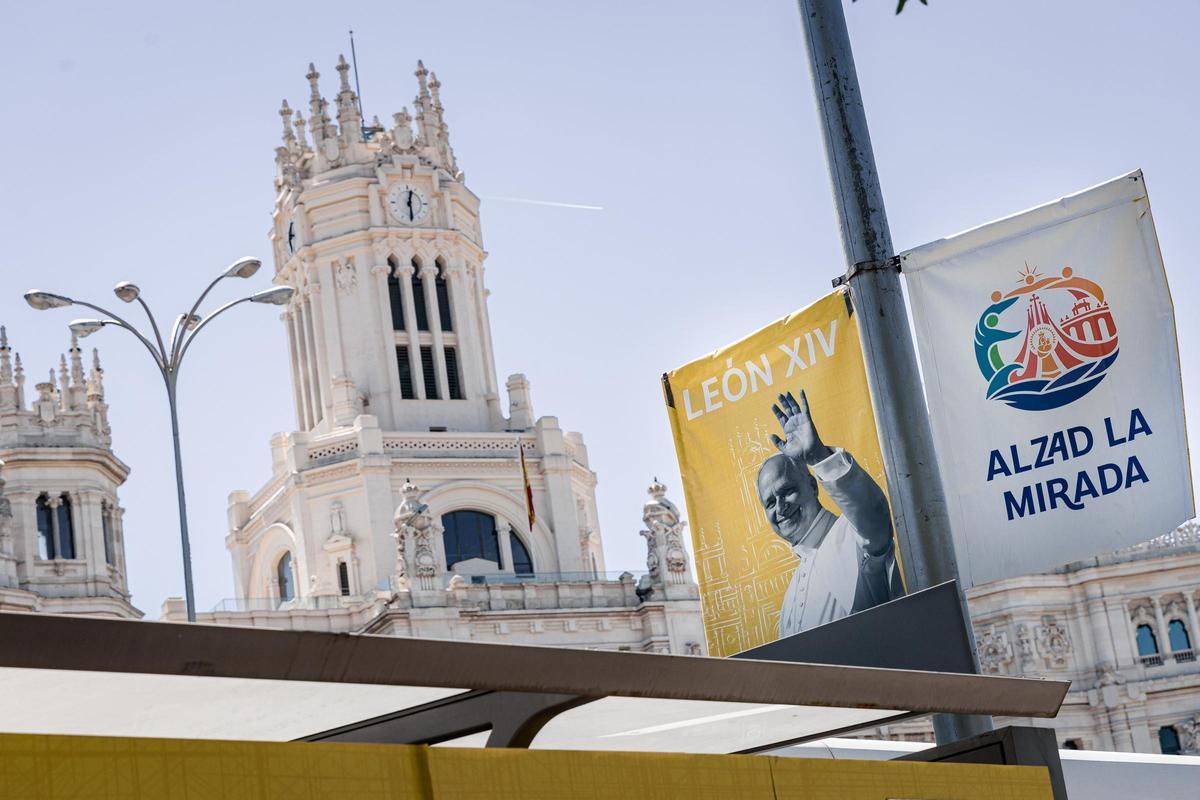 Carteles de la visita del Papa lucen en varias farolas de Madrid desde hace días, esta en concreto en la Plaza de Cibeles, donde el próximo domingo León XIV oficiará la Misa del Corpus Christi.