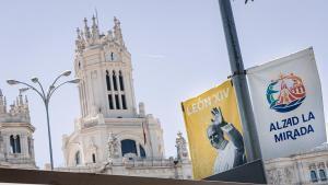 Carteles de la visita del Papa lucen en varias farolas de Madrid desde hace días, esta en concreto en la Plaza de Cibeles, donde el próximo domingo León XIV oficiará la Misa del Corpus Christi.