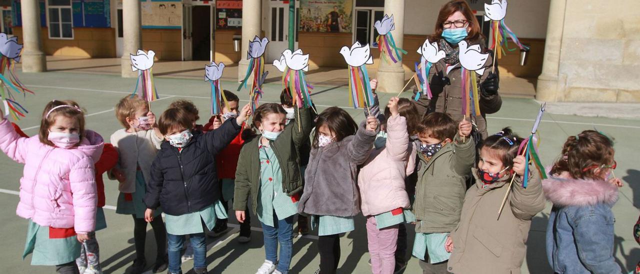 Alumnos de Salesianos exhiben sus palomas de la paz.   | // IÑAKI OSORIO