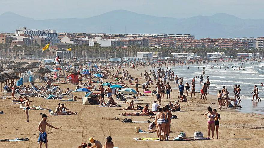 La platja de la Malva-rosa, a València, ahir quan va passar la tempesta matinal. F BUSTAMANTE