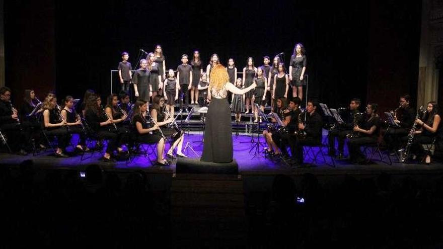 Las &quot;Voces Blancas&quot; de la Banda de Zamora brillan en el Teatro Principal