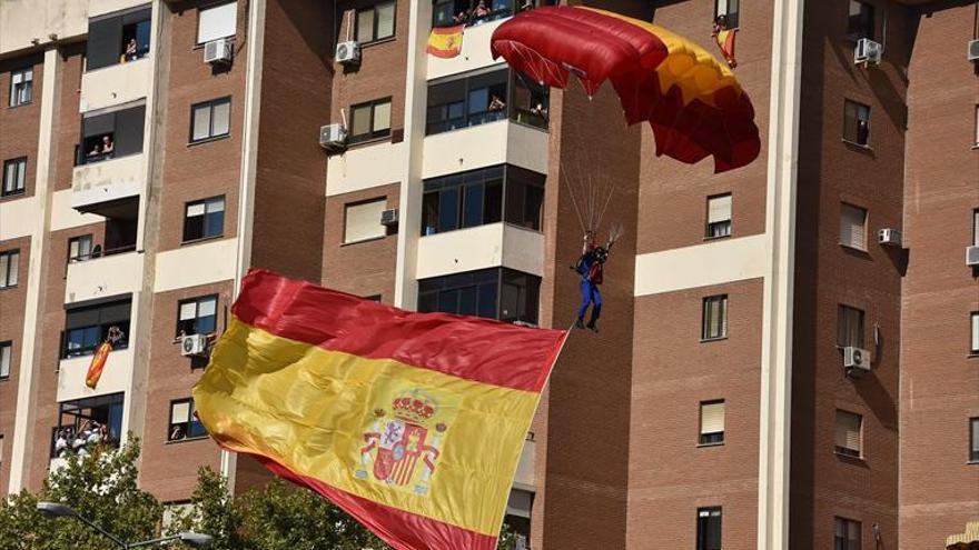 Miles de personas reafirman su lealtad a la Constitución en el izado de bandera