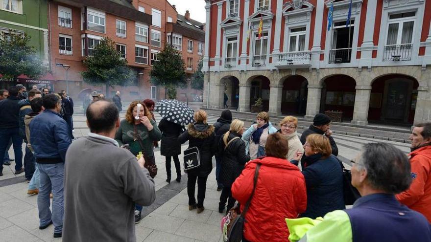 Trabajadores municipales, ayer, protestando ante el Ayuntamiento de Mieres.