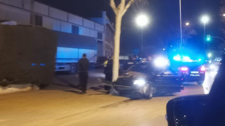 Un robo de varios móviles y un aparatoso accidente contra un árbol movilizan a la Policía en Lucena