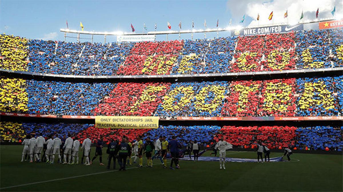 Así lució el Camp Nou con el mosaico del Clásico