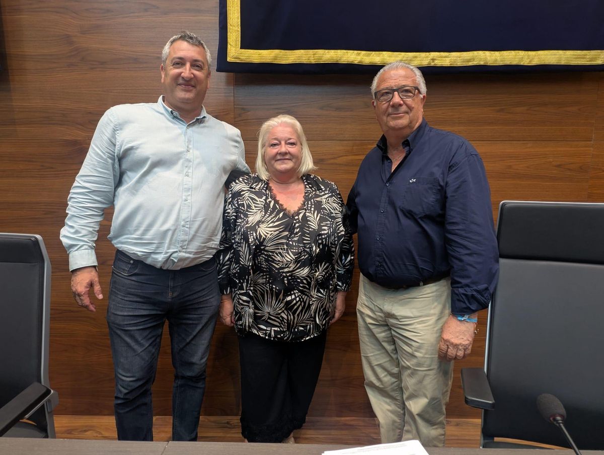 Araceli de Moya (Ciudadanos) junto a los portavoces de Vox, Juan García; y del PP, Rafael Albert, tras el pleno.