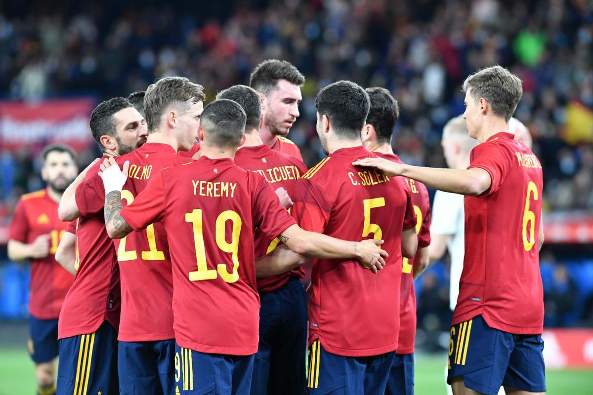 España golea a Islandia (5-0) en A Coruña con Riazor repleto