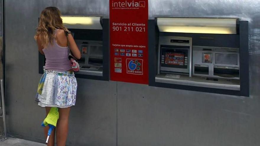 Proponen cobrar 2.000 euros anuales a los bancos por cada cajero en la calle