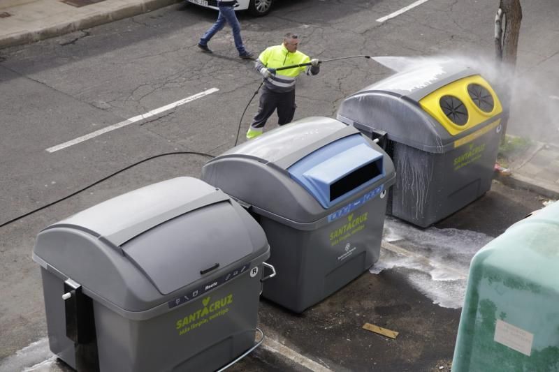 Limpieza contenedores en Santa Cruz sustitución de viejos por nuevos  | 16/03/2020 | Fotógrafo: Delia Padrón