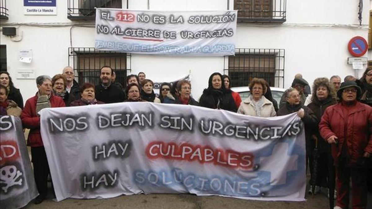 Vecinos de Tembleque (Toledo) protestan contra el cierre de urgencias nocturnas rurales.