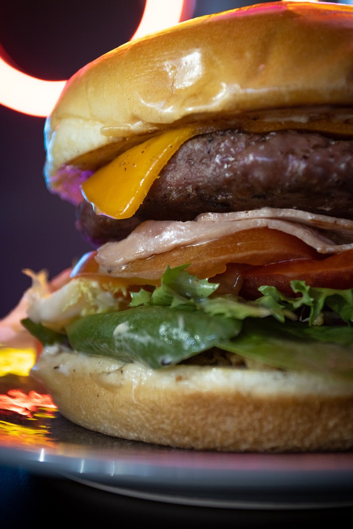 Primer plano de una Team Master, la hamburguesa estrella de Devora Fast&amp;Good.
