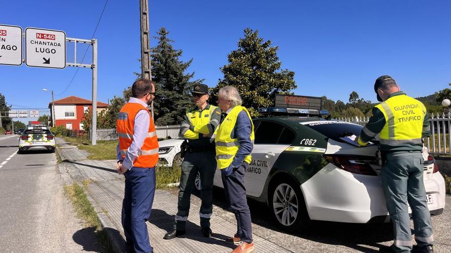 David Llorente y Emilio González, ayer, junto con dos agentes de la Guardia Civil de Tráfico. |   // IÑAKI OSORIO