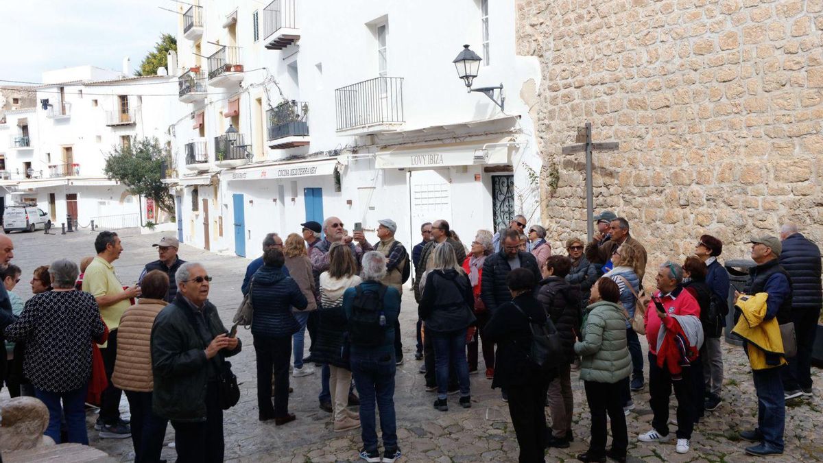 Turistas del Imserso el pasado año en Dalt Vila.  | J.A.RIERA