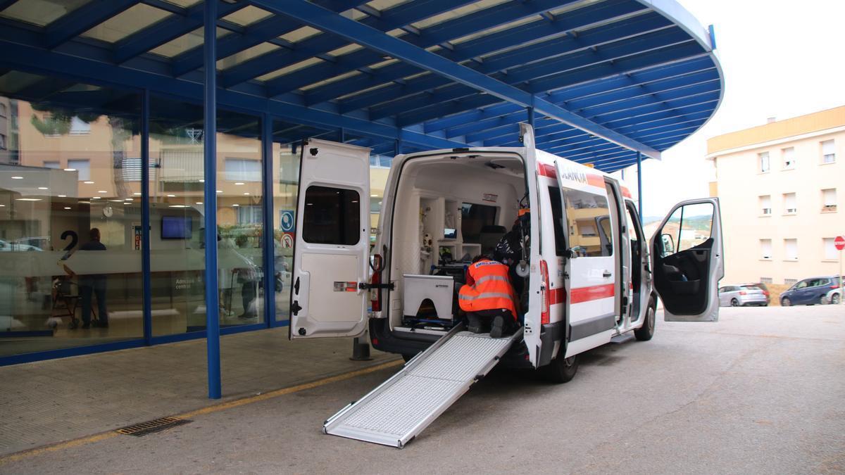 Una ambulància del TSC davant l'hospital de Palamós. | ACN