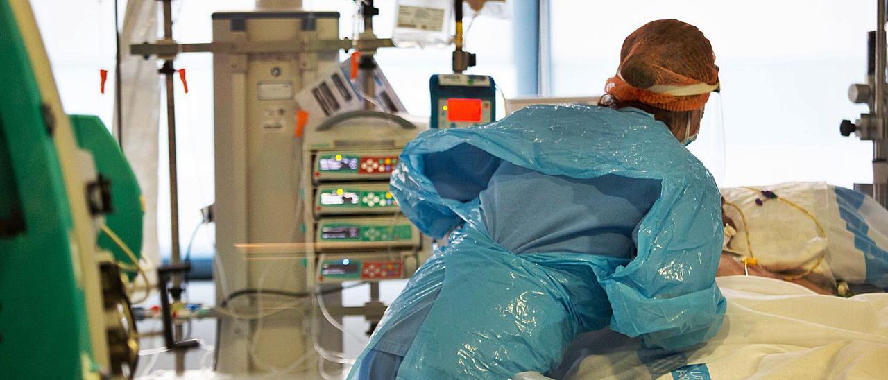 Personal de enfermería en la UCI covid del Hospital Can Misses. | VICENT MARÍ