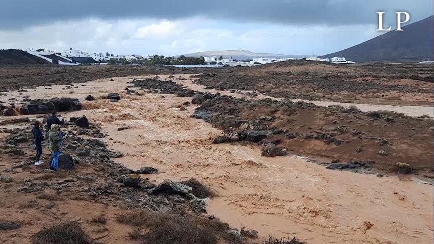 El agua corre por el barranco del Hurón, en Lanzarote