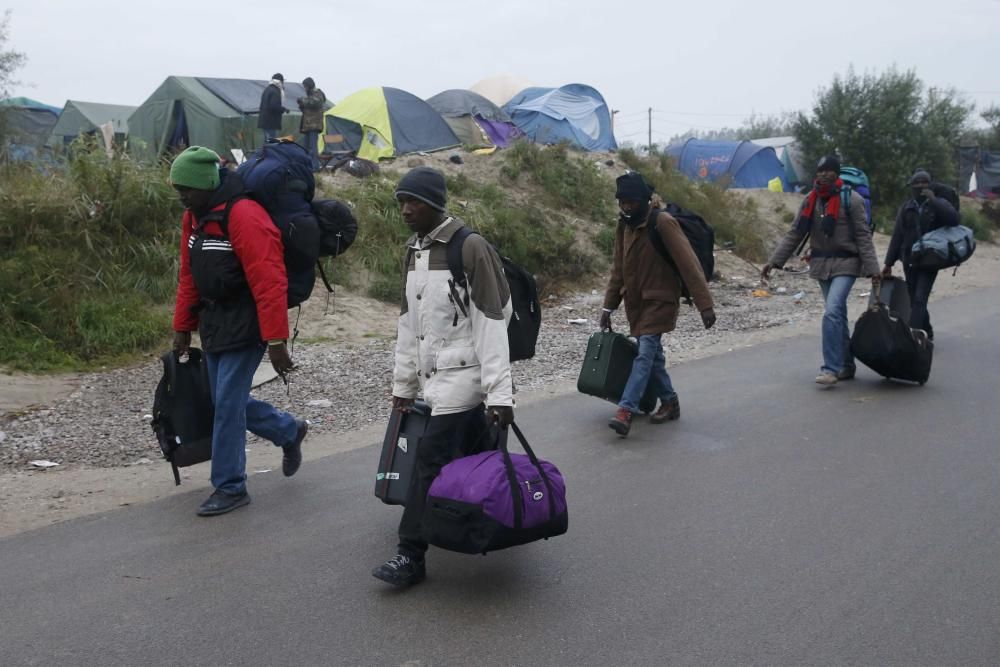 Francia evacúa ''la Jungla'' de Calais