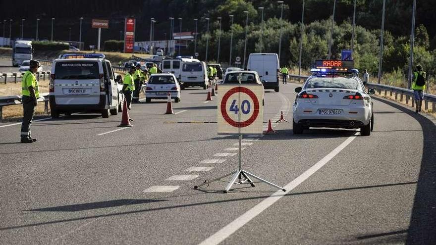 Control de velocidad con radar en una carretera de la red viaria gallega.