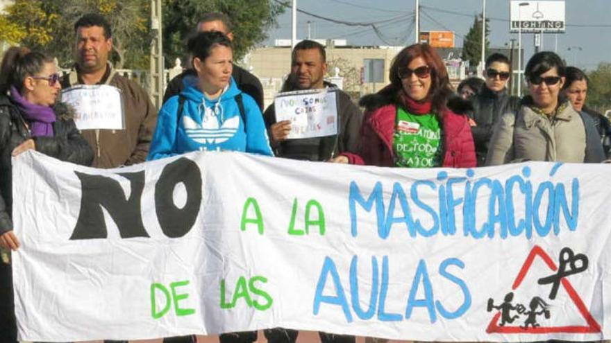 El Ciudad de Oviedo recibe con protestas a la inspección educativa