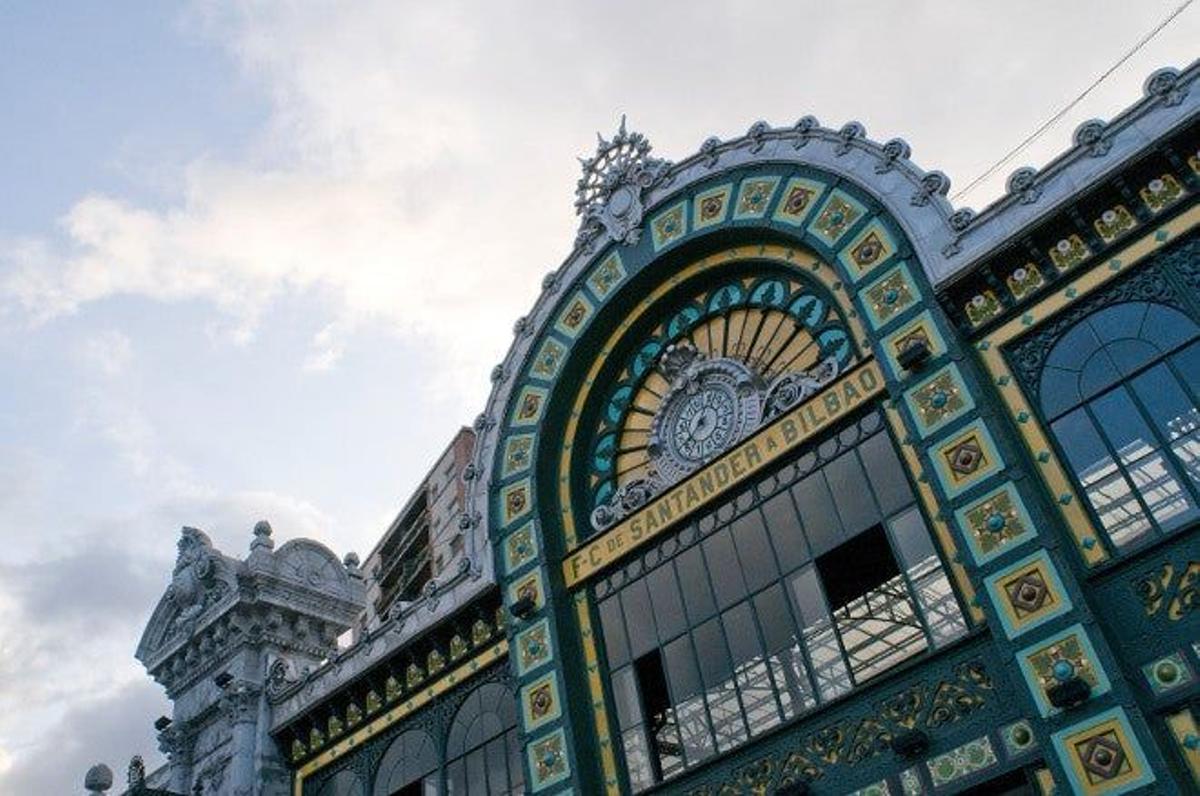 Edificio contemporáneo en las calles de Bilbao.