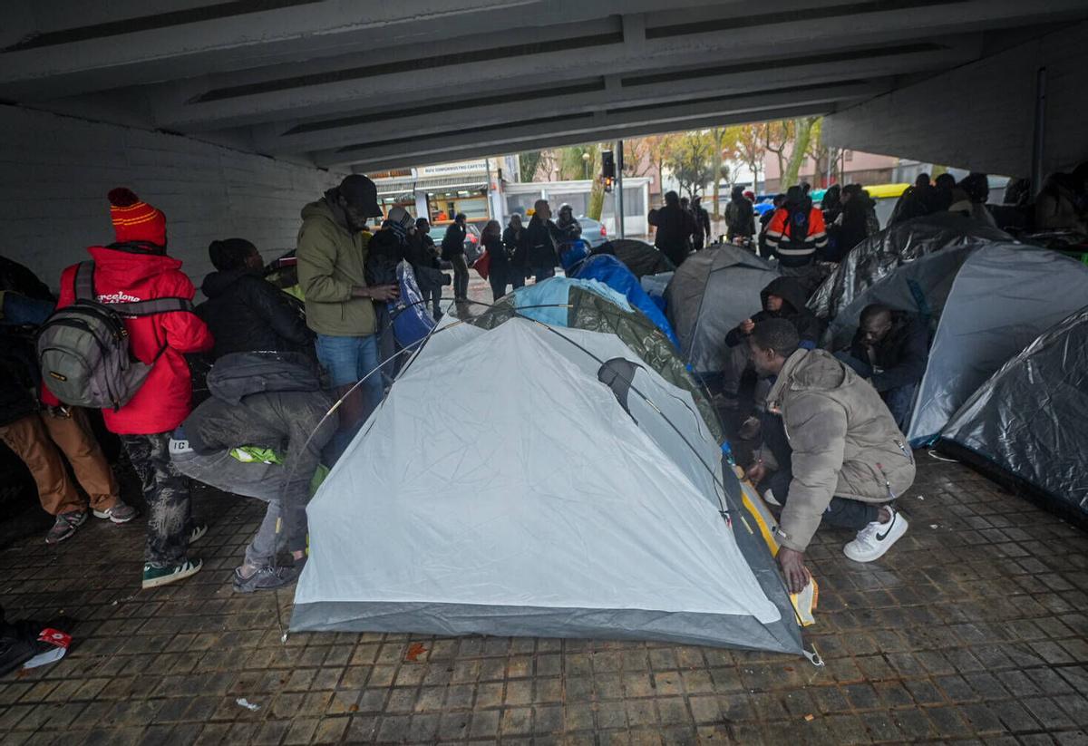 Algunos de los desalojados del B9, acampados bajo una salida de la C-31 en Badalona
