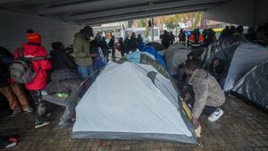 Badalona 20/12/2025 Sociedad. Los desalojados del B9 acampan bajo una salida de la C-31 en Badalona y Albiol dice que hará desmontar las tiendas. AUTOR: JORDI OTIX