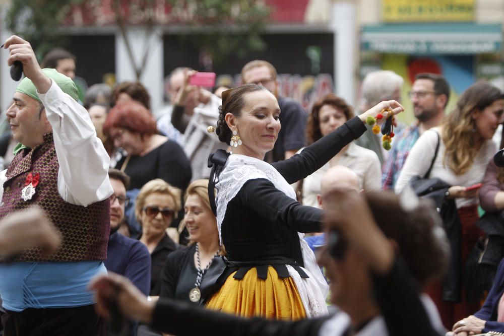 Muestra de folclore popular en el altar vicentino del Ángel Custodio.