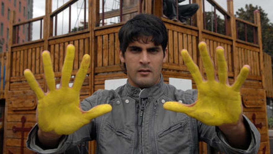 El meta argentino de la UD Las Palmas, Mariano Damián Barbosa, ayer, junto al barco de madera del parque de San Telmo, con sus manos pintadas de amarillo. i QUESADA