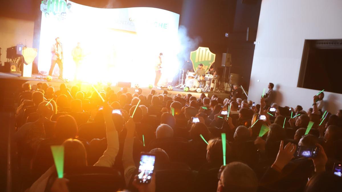 El público animando la interpretación en el Centro de Congresos