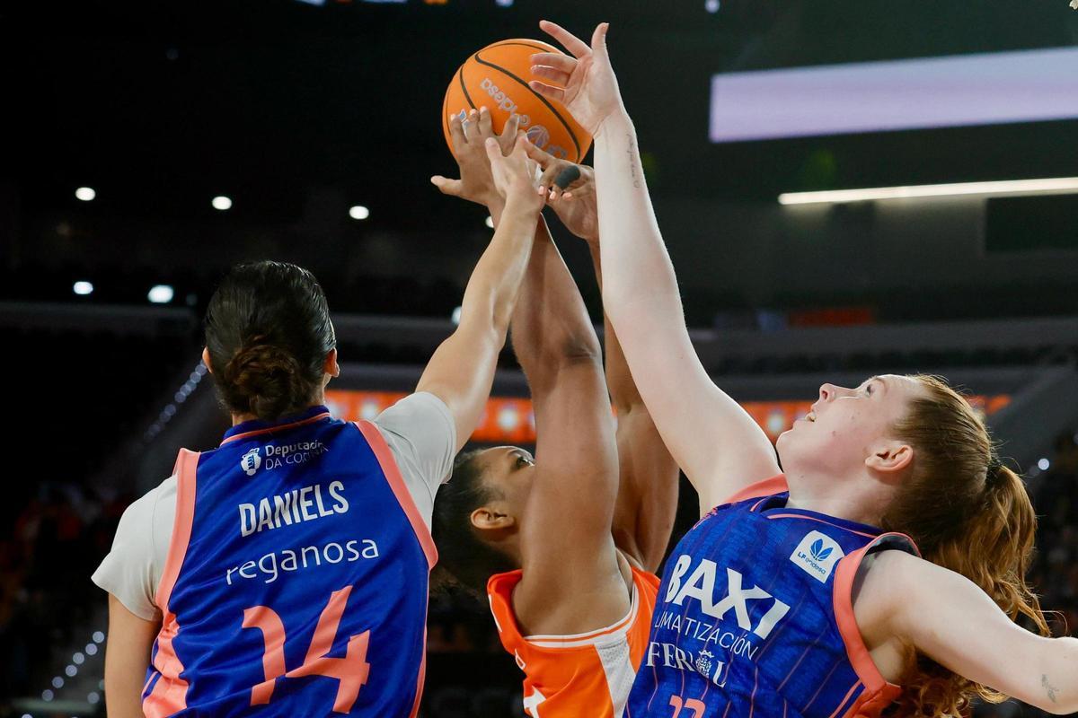 El Valencia Basket - Baxi de Ferrol de la LF Endesa, en imágenes