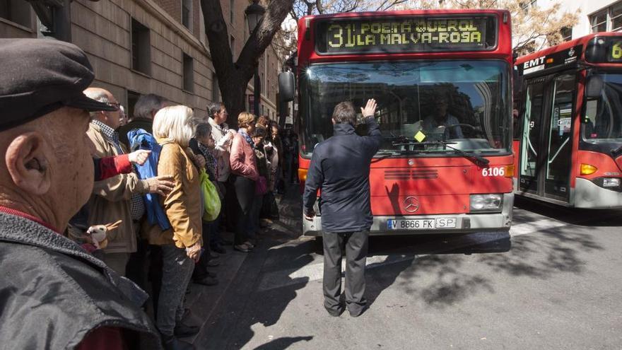 Aglomeración de gente para coger el autobús después de la mascletà.