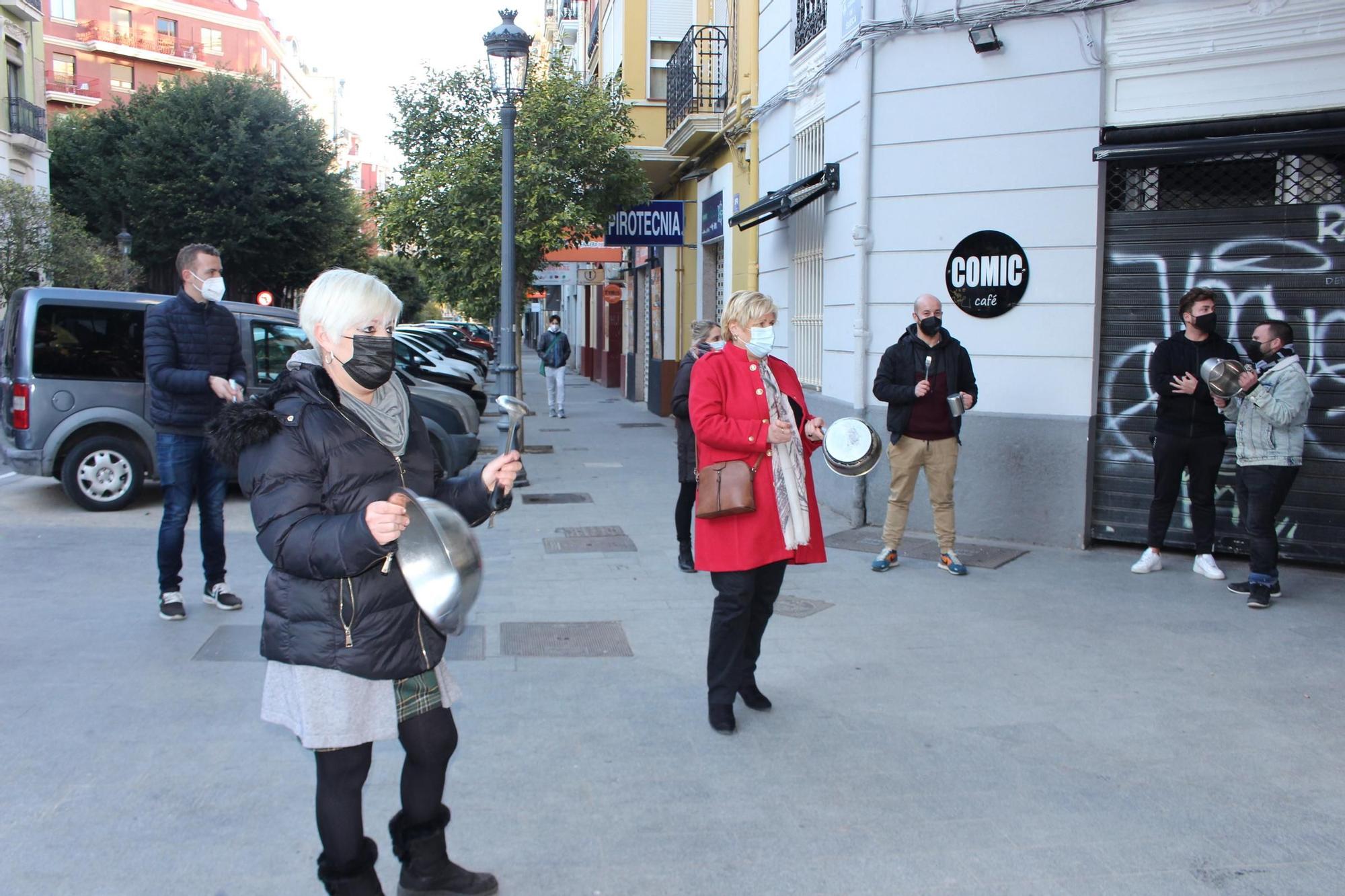 Cacerolada de la hostelería en contra del cierre a las 17 horas