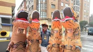 El Llano vive un Antroxu entre disfraces variopintos, escaparates coloridos y muchas ganas de mantener la ilusión