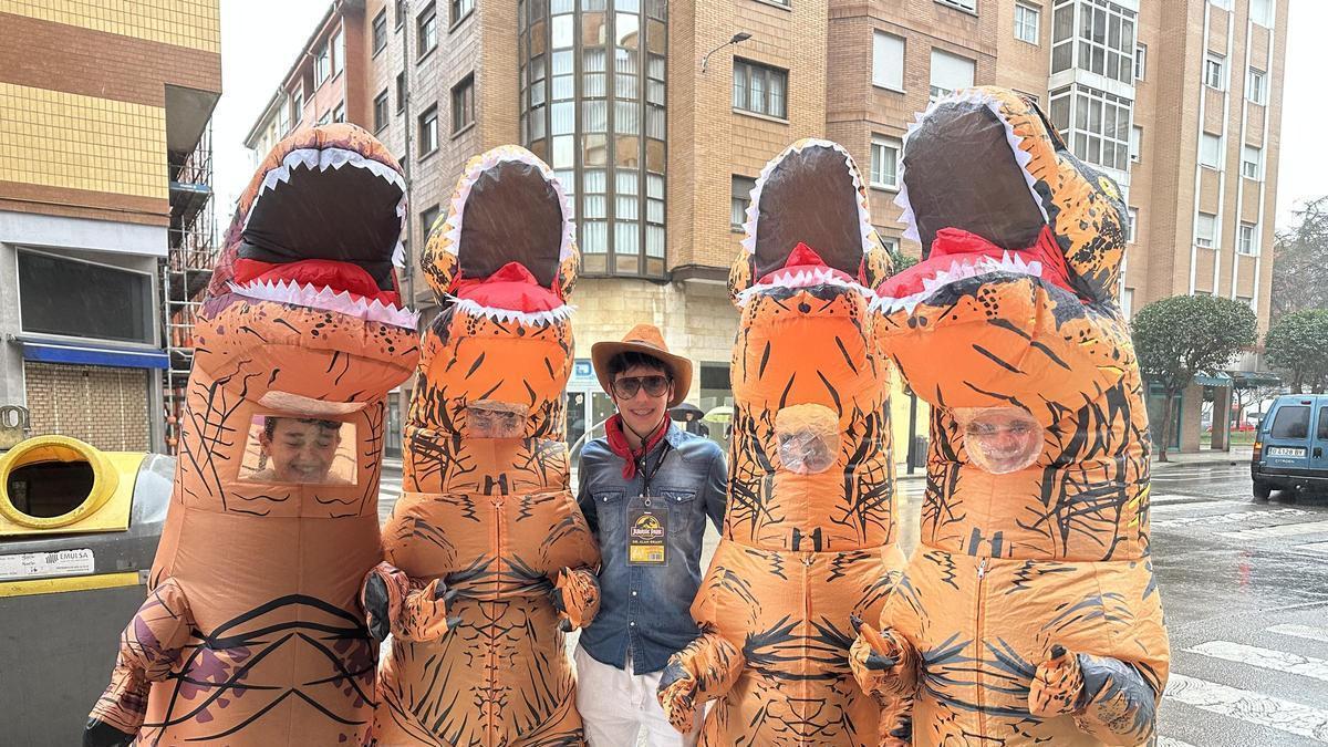 VÍDEO: El Llano vive un Antroxu entre disfraces variopintos, escaparates coloridos y muchas ganas de mantener la ilusión