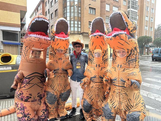 El Llano vive un Antroxu entre disfraces variopintos, escaparates coloridos y muchas ganas de mantener la ilusión (en imágenes)