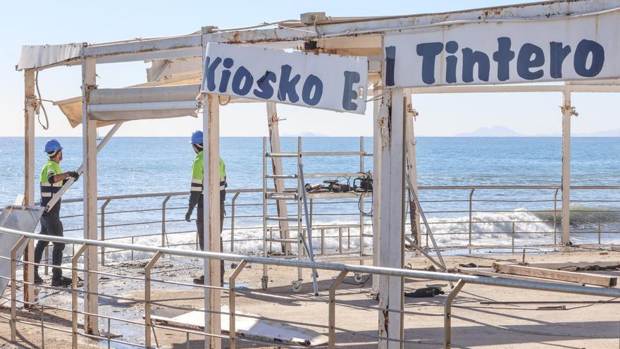 Costas liquida el kiosco &quot;El Tintero&quot; de Torrevieja sin que el Ayuntamiento llegue a tiempo para salvarlo