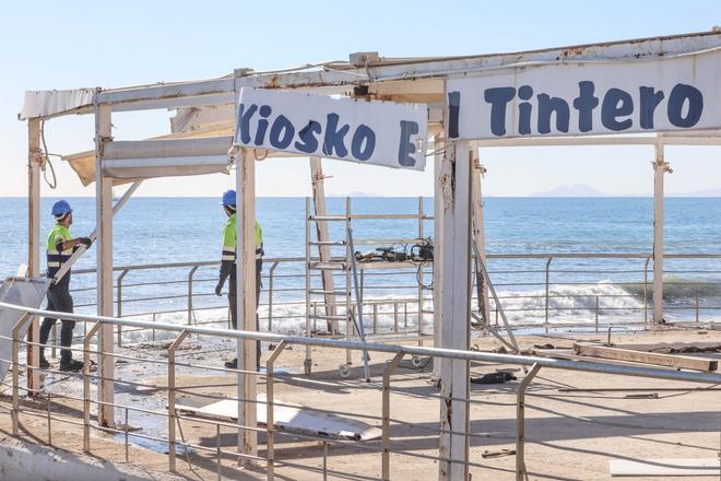 Trabajos de desmontaje y demolición del Kiosco El Tintero en la playa del Cura de Torrevieja por parte del servicio provincial de Costas