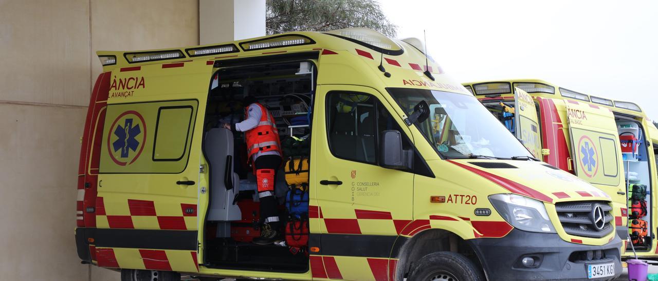 Las dos ambulancias en la entrada del Hospital de Formentera