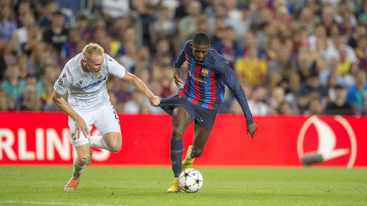 Dembelé trata de superar a Jemelka