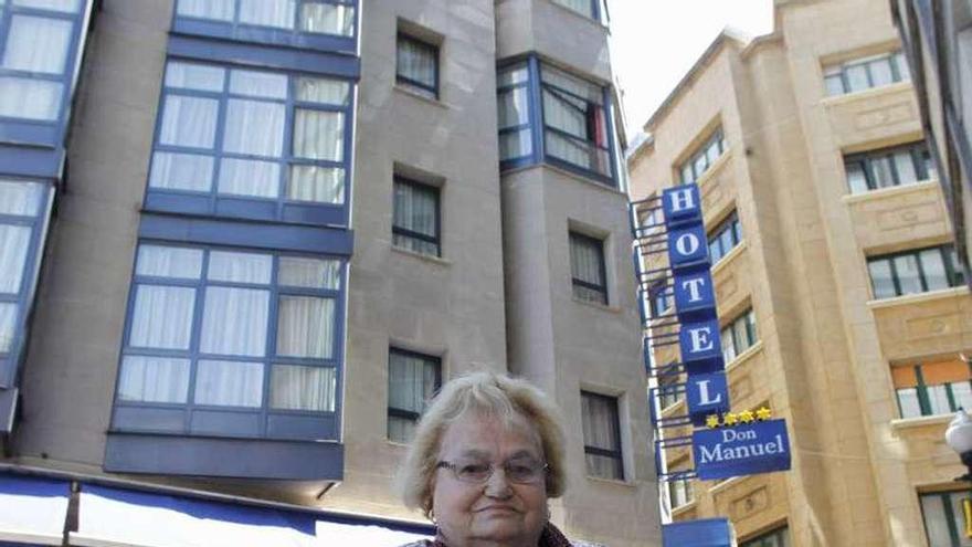 Anita Rey, frente a su hotel, uno de los más afectados por las obras.