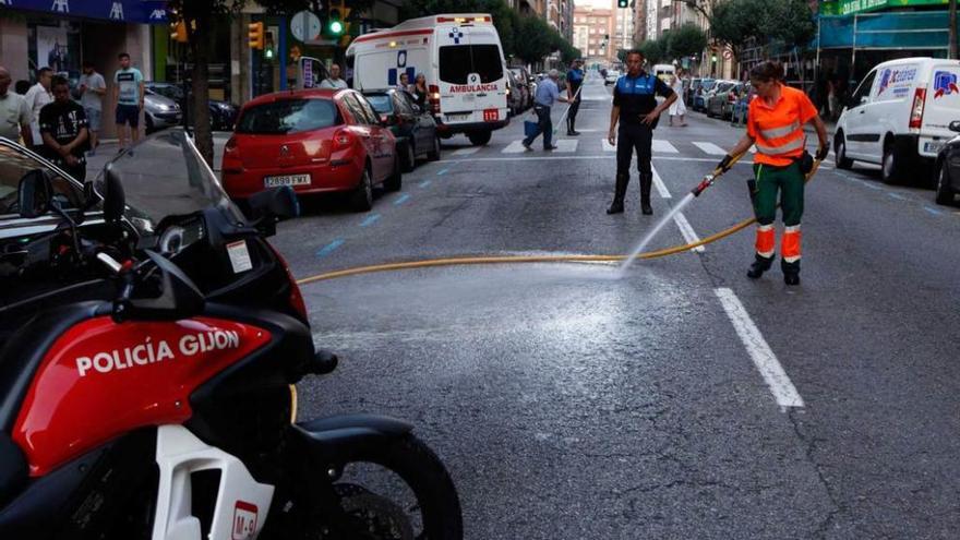 Herida una motorista en la avenida Manuel Llaneza de Gijón