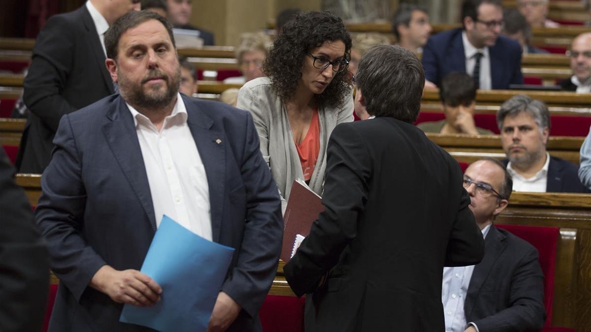 Oriol Junqueras y Marta Rovira, con el 'expresident' Carles Puigdemont (de espaldas), en el Parlament, en junio del 2016.