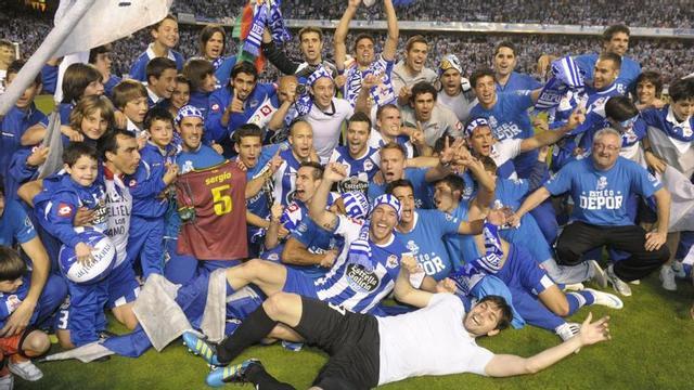 Los jugadores del Deportivo celebran el ascenso de 2012 en el césped del estadio de Riazor.