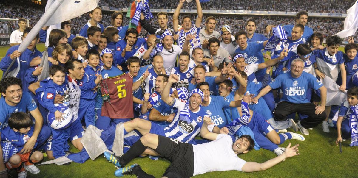 Los jugadores del Deportivo celebran el ascenso de 2012 en el césped del estadio de Riazor. |  Víctor Echave
