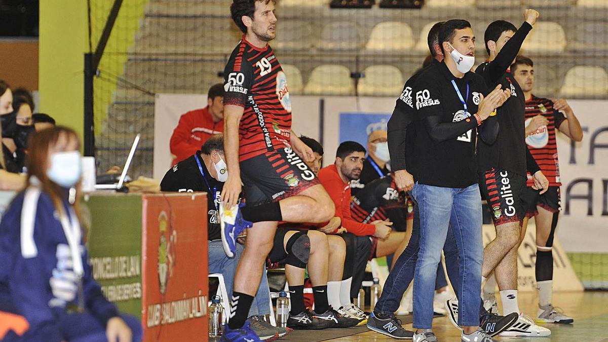 Aser y Pablo Cacheda durante el partido Disiclín-Teucro disputado en el Lalín Arena. |  // BERNABÉ/JAVIER LALÍN