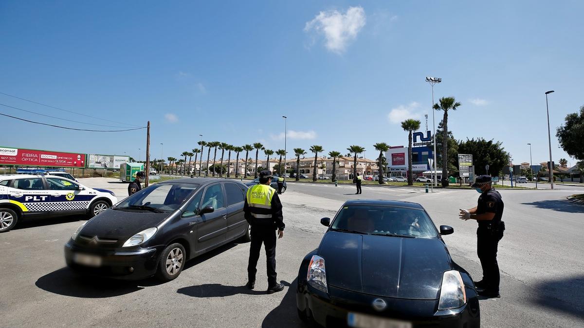 Control de tráfico de la Policía Local de Torrevieja en enero de 2021 en el acceso a la ciudad desde la avenida de las Cortes Valencianas