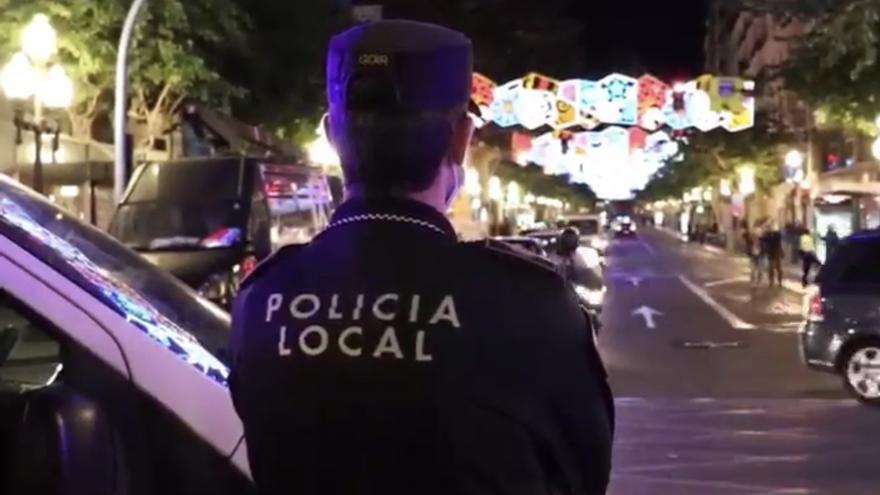 Un policía local en un control en la Rambla de Alicante