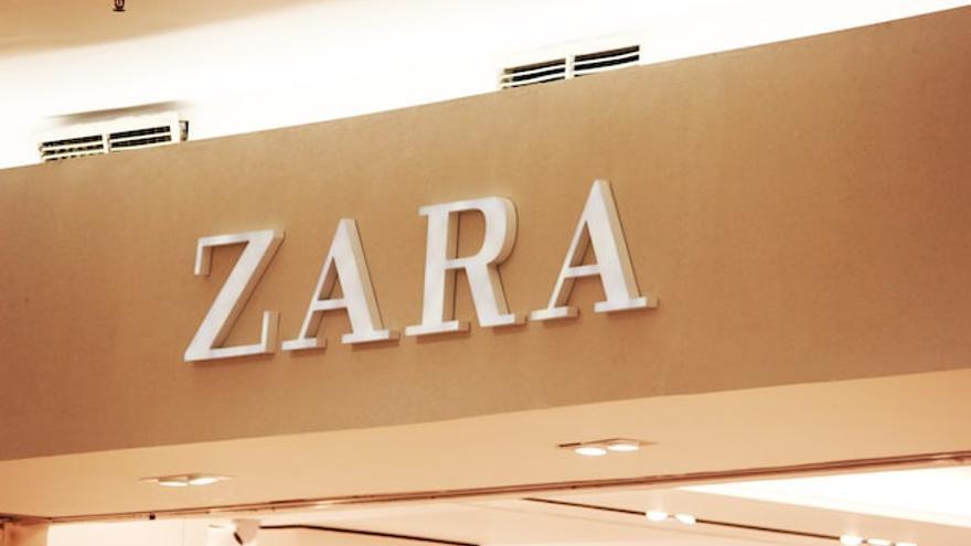 Zara conquista la oficina con este vestido midi camisero