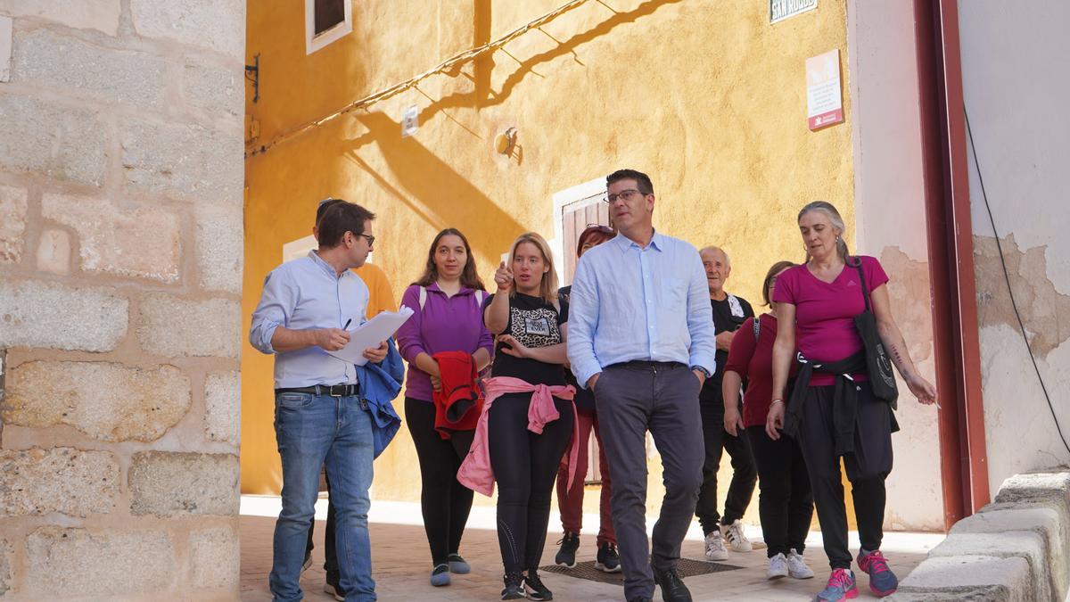 Rodríguez con ediles y la asociación vecinal de la Vila en una visita al barrio.