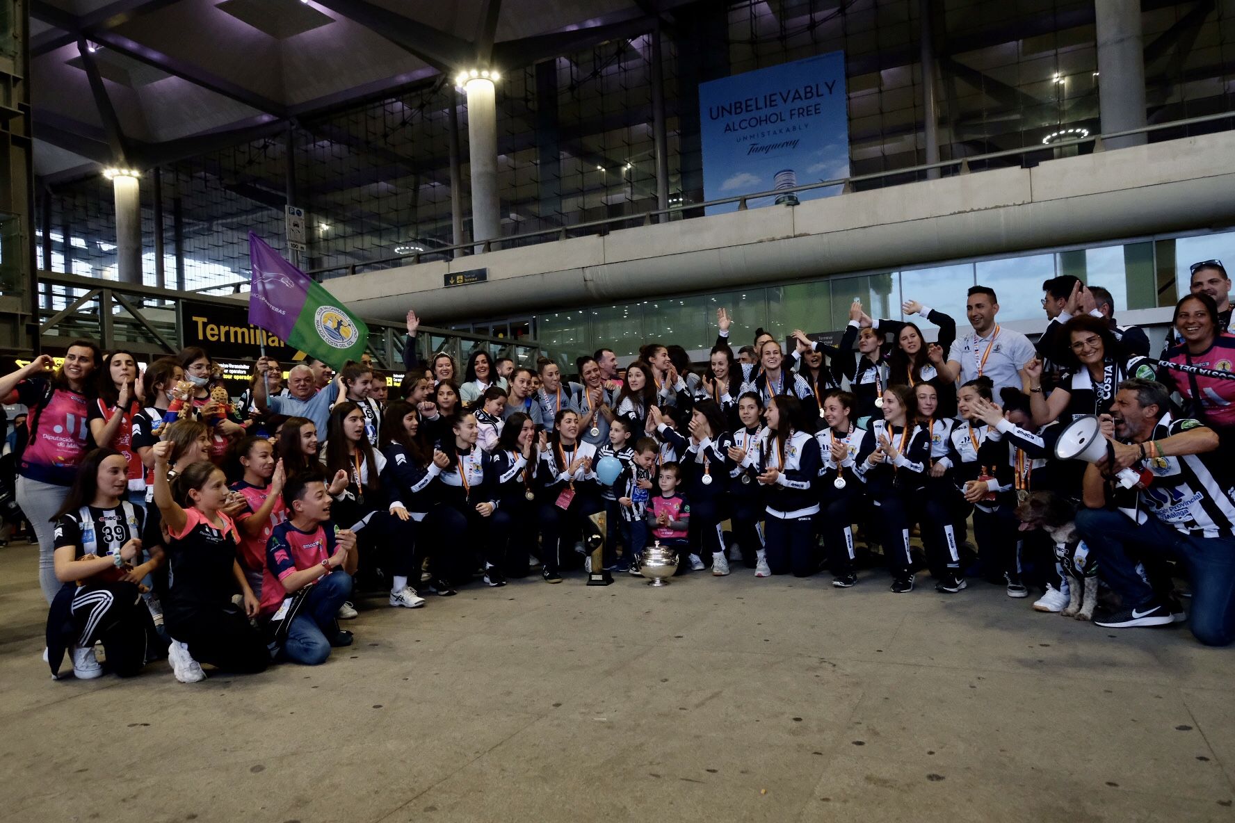 Las campeonas de la Copa de la Reina del BM Costa del Sol son recibidas en el aeropuerto